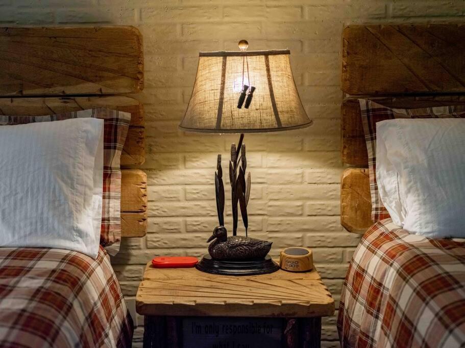 Stonegate Lodge 2 Queen Beds Wifi 50In Roku Tv Salt Water Pool Room #105 Eureka Springs Exterior photo
