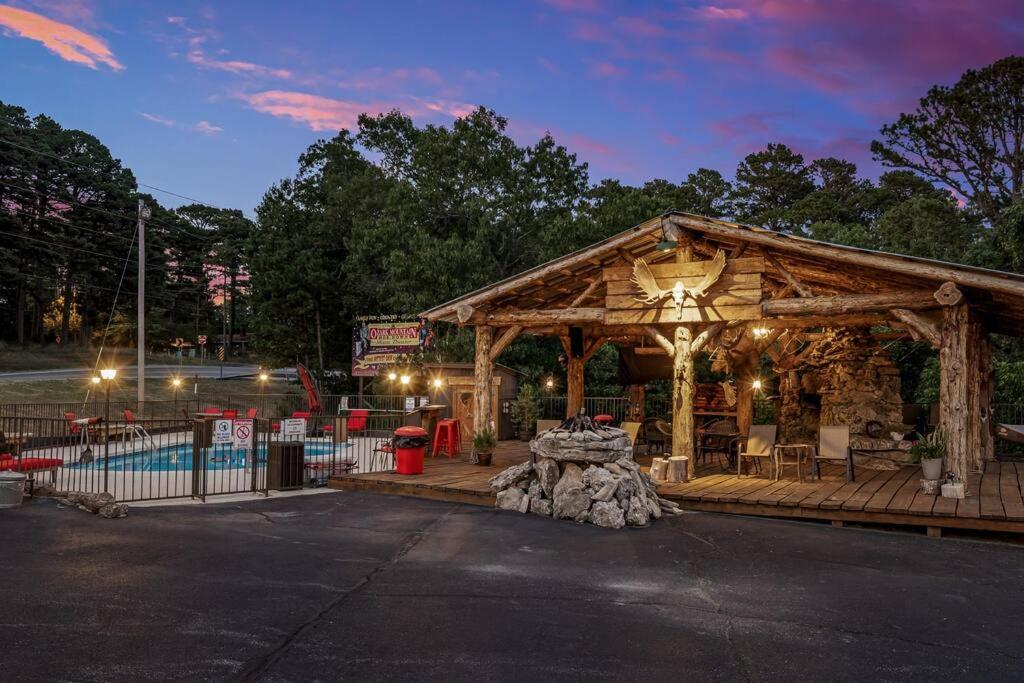 Stonegate Lodge 2 Queen Beds Wifi 50In Roku Tv Salt Water Pool Room #105 Eureka Springs Exterior photo