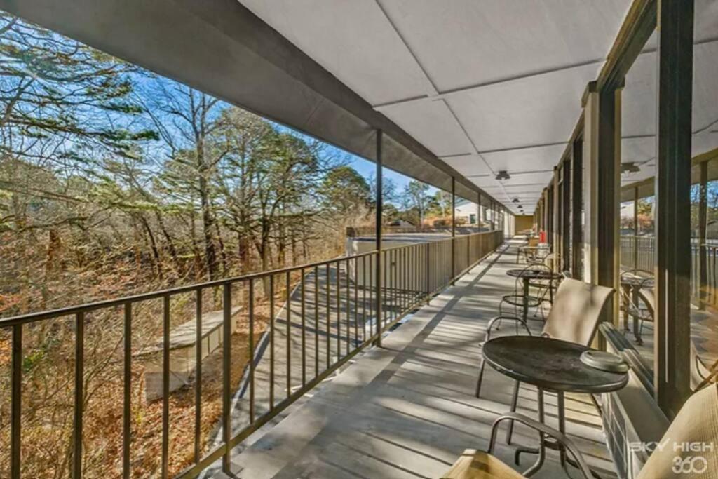 Stonegate Lodge 2 Queen Beds Wifi 50In Roku Tv Salt Water Pool Room #105 Eureka Springs Exterior photo