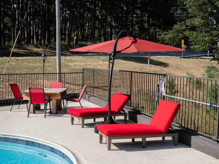 Stonegate Lodge 2 Queen Beds Wifi 50In Roku Tv Salt Water Pool Room #105 Eureka Springs Exterior photo
