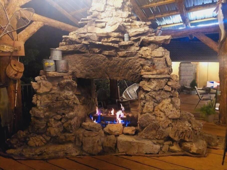 Stonegate Lodge 2 Queen Beds Wifi 50In Roku Tv Salt Water Pool Room #105 Eureka Springs Exterior photo